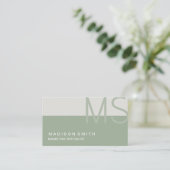 Monogram Modern Minimal Salbeigrün Geschäftlich Visitenkarte (Stehend Vorderseite)
