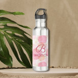 Monogram Modern Pink Girl Glitzer Personalisiert<br><div class="desc">Monogram Modern Pink Girly Glitzer Personalisiert Water Flaschen zeichnen sich durch ein hübsches rosa Punktmuster aus,  mit goldenen Glitzer Akzenten personalisiert mit Ihrem Monogramm und Namen. Personalisieren Sie den Text durch Bearbeiten in den bereitgestellten Textfeldern.</div>
