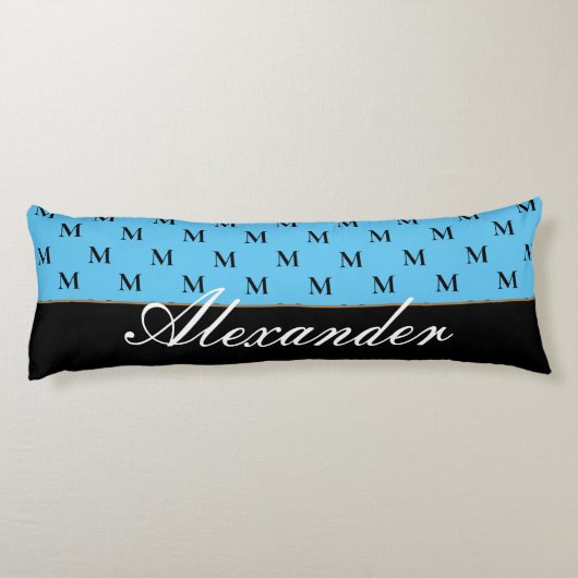 Monogram Modern Schwarz-weiß Light Blue Seitenschläferkissen (Rückseite)