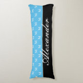 Monogram Modern Schwarz-weiß Light Blue Seitenschläferkissen (Vorderseite Vertikal)