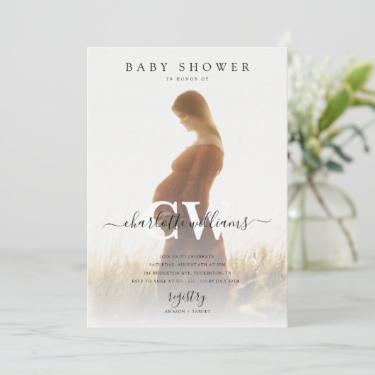 Monogram Modern Script Foto Baby Shooter Einladung (Stehend Vorderseite)