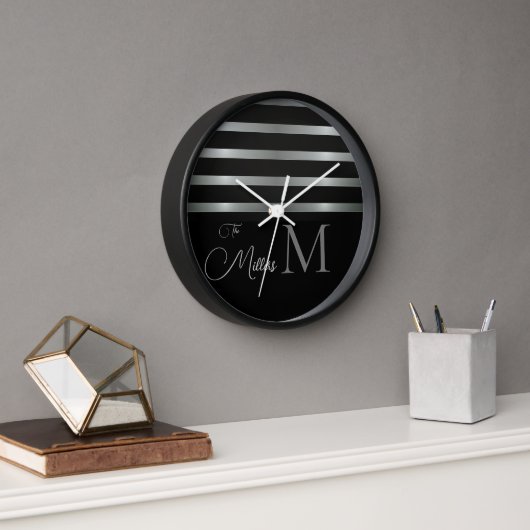 Monogram, Modern Silver Strips, Familienname Uhr (Büro)