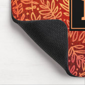 Monogram, moderne Blätter Blattmuster Orangengold Mousepad (Ecke)
