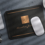 Monogram, moderne, elegante Skriptbezeichnung Gold Mousepad<br><div class="desc">Luxuriöses exklusives,  mit Monogramm und personalisiertes Mousepad mit einem vergoldeten Kupfer Metal Glitzer Quadrat und Linien auf einem stilvollen schwarzen Lederhintergrund.           Personalisieren Sie es mit Ihren Text-,  Name- und Monogramminitialen.</div>