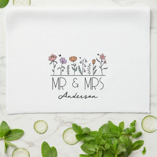 Monogram Mr. & Mrs. Wildblumen Newlyweds Geschirrtuch (Gefaltet)