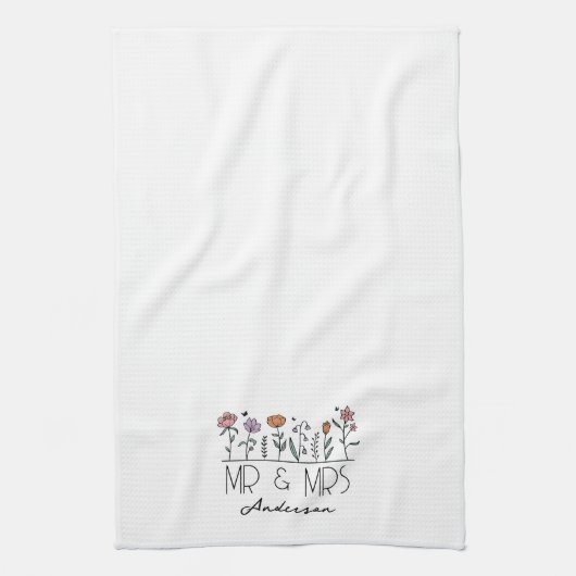 Monogram Mr. & Mrs. Wildblumen Newlyweds Geschirrtuch (Vertikal)