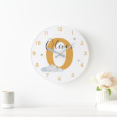 Monogram Mustard Baby Initial Name Nursery Wall Große Wanduhr (Zuhause)