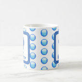 Monogram Nachname Bright Blue Polka Dot Initial Kaffeetasse (Mittel)
