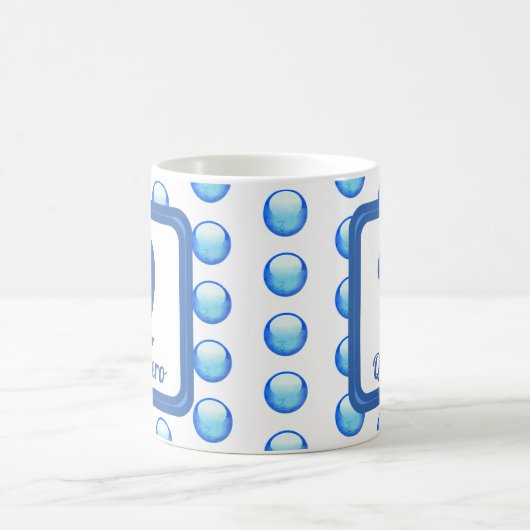 Monogram Nachname Bright Blue Polka Dot Initial Kaffeetasse (Mittel)