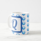 Monogram Nachname Bright Blue Polka Dot Initial Kaffeetasse (Vorderseite Links)