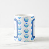 Monogram Nachname Bright Blue Polka Dot Initial Kaffeetasse (Mittel)