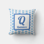 Monogram Nachname Bright Blue Polka Dot Initial Kissen (Vorderseite)