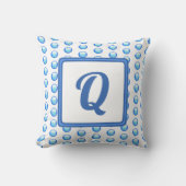 Monogram Nachname Bright Blue Polka Dot Initial Kissen (Vorderseite)