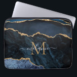 Monogram Name Agate Navy Blue Gold Edelstein Marmo Laptopschutzhülle<br><div class="desc">Monogram Name Agate Navy Blue Gold Edelstein Marble Geode Glitzer Sparkle Personalisiert Geburtstag - Geburtstag oder Hochzeitsgeschenk / Beißig - Fügen Sie Ihren Brief / Name - Text oder Entfernen - Make Your Special Gift - Neu formatieren und verschieben oder entfernen und hinzufügen / Elemente mit Anpassungstool. Design von MIGNED....</div>