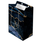 Monogram Name Agate Navy Blue Gold Marmorbeutel Mittlere Geschenktüte (Vorderseite Schrägansicht)