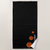 Monogram Name Basketball orange auf schwarz Strandtuch (Vorderseite)