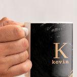 Monogram Name Black Gold Kaffeetasse<br><div class="desc">Der moderne Mensch mit Monogramm elegante Kaffee-Tasse mit abstrakten goldenen und schwarzen Pinselstrichen.             Persönliche Gestaltung mit Namen und Anfangsbuchstaben. Es kann ein elegantes Geschenk für einen Trauzeuge,  Trauzeuge,  Freund,  Ehemann,  Papa,  Onkel bei einer Hochzeit,  einem Geburtstag,  Weihnachten oder einem anderen Jubiläum oder Anlass sein.</div>