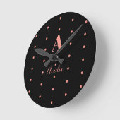 Monogram Name Black Rose Gold Polka Dots Runde Wanduhr (Winkel)