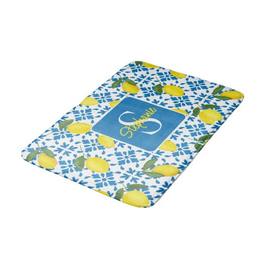 Monogram Name Blue French Tile Lemon Pattern Badematte (Schrägansicht)