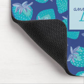 Monogram Name Blue Summer Strawberry Muster Mousepad (Ecke)