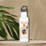Monogram Name Boho Arch Multi Foto Trendy Girly<br><div class="desc">Monogram Name Boho Arch Multi Foto Trendy Girly Mid Century Stainless Steel Water Bottle bietet eine Foto-Collage von drei Ihrer Lieblings-Fotos auf einem bohemianischen Bogen in Orange und Blau auf einem weißen Hintergrund mit Ihrem personalisierten Namen und Monogramm in einem modernen orangen Skript. Anpassen, indem Sie den Text in den...</div>