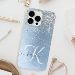 Monogram, Name des blauen, gebürsteten Metalls Sil iPhone 14 Pro Max Hülle<br><div class="desc">Dieses schicke Gehäuse mit hübschem silber funkelndem Glitzer auf blau gebürstetem metallischem Hintergrund ist einfach zu personalisieren.</div>