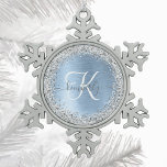 Monogram, Name des blauen, gebürsteten Metalls Sil Schneeflocken Zinn-Ornament<br><div class="desc">Dieses trendige,  schicke Schneeflocken-Design mit gerahmtem Weihnachtsgeschmack und hübschem silberglänzenden Imitat-Glitzer auf einem blau gebürsteten metallischen Hintergrund macht es leicht zu personalisieren.</div>