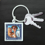 Monogram Name Foto Trendy Simple Modern Schlüsselanhänger<br><div class="desc">Monogram Name Foto Trendy Simple Modern Schlüsselanhänger verfügt über eines Ihrer Lieblings-Fotos mit Ihrem personalisierten Namen und Monogramm in elegantem, weißem Schrift auf blauem Hintergrund. Personalisieren Sie den Text durch Bearbeiten in den bereitgestellten Textfeldern. Perfekt zum Geburtstag, Weihnachten, Muttertag, Vatertag, Schwester, Cousin, Freunde und vieles mehr. FOTO TIPP: Zentrieren Sie...</div>