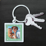 Monogram Name Foto Trendy Simple Modern Schlüsselanhänger<br><div class="desc">Monogram Name Foto Trendy Simple Modern Schlüsselanhänger verfügt über eines Ihrer Lieblings-Fotos mit Ihrem personalisierten Namen und Monogramm in elegantem, weißem Drehbuch auf grünem Hintergrund. Personalisieren Sie den Text durch Bearbeiten in den bereitgestellten Textfeldern. Perfekt zum Geburtstag, Weihnachten, Muttertag, Vatertag, Schwester, Cousin, Freunde und vieles mehr. FOTO TIPP: Zentrieren Sie...</div>
