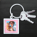 Monogram Name Foto Trendy Simple Modern Schlüsselanhänger<br><div class="desc">Monogram Name Foto Trendy Simple Modern Schlüsselanhänger verfügt über eines Ihrer Lieblings-Fotos mit Ihrem personalisierten Namen und Monogramm in elegantem, weißem Drehbuch auf einem rosa Hintergrund. Personalisieren Sie den Text durch Bearbeiten in den bereitgestellten Textfeldern. Perfekt zum Geburtstag, Weihnachten, Muttertag, Vatertag, Schwester, Cousin, Freunde und vieles mehr. FOTO TIPP: Zentrieren...</div>