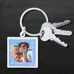 Monogram Name Foto Trendy Simple Modern Schlüsselanhänger<br><div class="desc">Monogram Name Foto Trendy Simple Modern Schlüsselanhänger verfügt über eines Ihrer Lieblings-Fotos mit Ihrem personalisierten Namen und Monogramm in elegantem, weißem Schrift auf blauem Hintergrund. Personalisieren Sie den Text durch Bearbeiten in den bereitgestellten Textfeldern. Perfekt zum Geburtstag, Weihnachten, Muttertag, Vatertag, Schwester, Cousin, Freunde und vieles mehr. FOTO TIPP: Zentrieren Sie...</div>