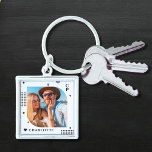 Monogram Name Foto Trendy Simple Modern Schlüsselanhänger<br><div class="desc">Monogram Name Foto Trendy Simple Modern Schlüsselanhänger verfügt über eines Ihrer Lieblings-Fotos mit Ihrem personalisierten Namen und Monogramm in elegantem schwarzen Skript. Personalisieren Sie den Text durch Bearbeiten in den bereitgestellten Textfeldern. Perfekt zum Geburtstag, Weihnachten, Muttertag, Vatertag, Schwester, Cousin, Freunde und vieles mehr. FOTO TIPP: Zentrieren Sie Ihr Foto vor...</div>