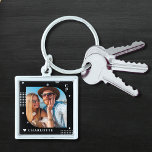 Monogram Name Foto Trendy Simple Modern Schlüsselanhänger<br><div class="desc">Monogram Name Foto Trendy Simple Modern Schlüsselanhänger verfügt über eines Ihrer Lieblings-Fotos mit Ihrem personalisierten Namen und Monogramm in elegantem, weißem Drehbuch auf schwarzem Hintergrund. Personalisieren Sie den Text durch Bearbeiten in den bereitgestellten Textfeldern. Perfekt zum Geburtstag, Weihnachten, Muttertag, Vatertag, Schwester, Cousin, Freunde und vieles mehr. FOTO TIPP: Zentrieren Sie...</div>