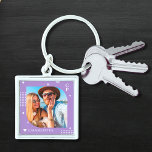 Monogram Name Foto Trendy Simple Modern Schlüsselanhänger<br><div class="desc">Monogram Name Foto Trendy Simple Modern Schlüsselanhänger verfügt über eines Ihrer Lieblings-Fotos mit Ihrem personalisierten Namen und Monogramm in elegantem, weißem Drehbuch auf einem lila Hintergrund. Personalisieren Sie den Text durch Bearbeiten in den bereitgestellten Textfeldern. Perfekt zum Geburtstag, Weihnachten, Muttertag, Vatertag, Schwester, Cousin, Freunde und vieles mehr. FOTO TIPP: Zentrieren...</div>