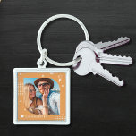 Monogram Name Foto Trendy Simple Modern Schlüsselanhänger<br><div class="desc">Monogram Name Foto Trendy Simple Modern Schlüsselanhänger verfügt über eines Ihrer Lieblings-Fotos mit Ihrem personalisierten Namen und Monogramm in elegantem Weiß-Skript auf einem hellbraunen Hintergrund. Personalisieren Sie den Text durch Bearbeiten in den bereitgestellten Textfeldern. Perfekt zum Geburtstag, Weihnachten, Muttertag, Vatertag, Schwester, Cousin, Freunde und vieles mehr. FOTO TIPP: Zentrieren Sie...</div>
