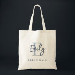 Monogram Name Initial Bridesmaid Dusty Blue Tasche<br><div class="desc">Monogram Name Initial Script Bridesmaid Dusty Blue. Einfach zu personalisieren mit Initial und Name für die Brautparty-Veranstaltungen und Geschenke.</div>