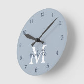Monogram Name Initial Script Dusty Blue Runde Wanduhr (Winkel)