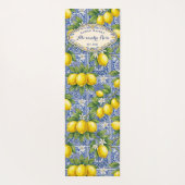 Monogram Name Lemon Blue French Country Tile  Yogamatte (Rückseite)