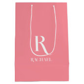 Monogram Name Modern Stylish Pink Mittlere Geschenktüte (Rückseite)