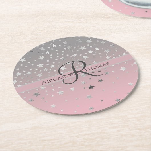 Monogram Name Pink Gray Silver Stars Hochzeit Runder Pappuntersetzer (Angewinkelt)