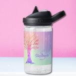 Monogram Name Rainbow Glitzern Girl Trinkflasche<br><div class="desc">Diese hübsche,  gürtliche Wasserflasche ist mit einem Baum und einem Hintergrund in Regenbogenfarben und glitzernden Sternen geschmückt. Einfach mit Namen und Monogramm anpassbar. Original Mosaikbaum © Michele Davies.</div>