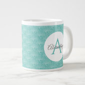 Monogram Name White Sea Muschel Muster Beach House Jumbo-Tasse (Vorderseite Rechts)