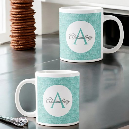 Monogram Name White Sea Muschel Muster Beach House Jumbo-Tasse