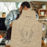 Monogram-Namensfamilie personalisiert elegant rust Schürze<br><div class="desc">Maßgeschneidertes Monogramm und Name mit familiengeführter,  eleganter Landhausstil,  beige ockerfarbene Burlap (PRINTED) Schürze für Vater,  Opa oder andere Familienmitglieder. Sie können es durch den Namen ersetzen.        Ein modernes Sake-Geschenk für Hochzeiten,  Jubiläen,  Hauswärme,  Erntedank,  Weihnachten,  Wiedersehen oder andere Anlässe.</div>