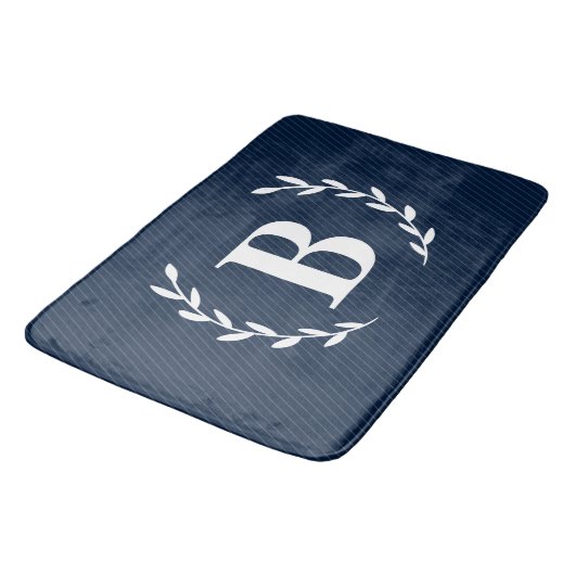 Monogram Navy Blue Bath Mat Badematte (Schrägansicht)