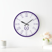 Monogram Navy Blue Classic Wall Clock Große Wanduhr (Zuhause)