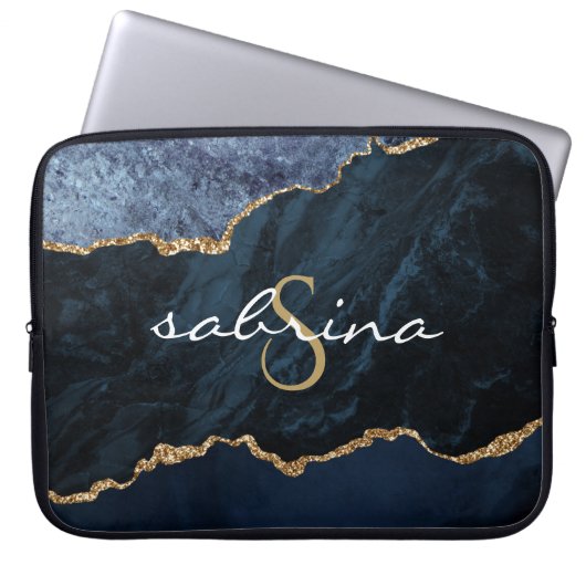 Monogram Navy Blue Gold Agate Geode Laptopschutzhülle (Vorderseite)