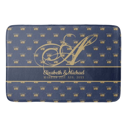 Monogram Navy Blue Gold Crown King Queen NEWLYWEDS Badematte (Vorderseite)