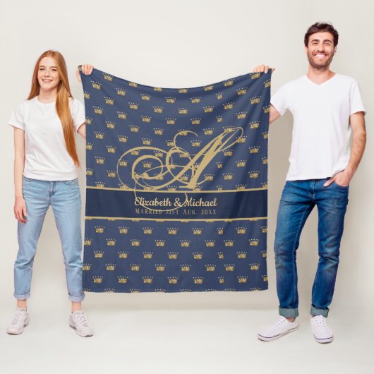 Monogram Navy Blue Gold Crown King Queen NEWLYWEDS Fleecedecke (Beispiel)