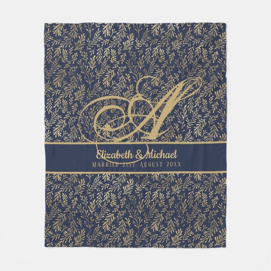 Monogram Navy Blue Gold Leaf Newlyweds Wedding Fleecedecke (Vorderseite)